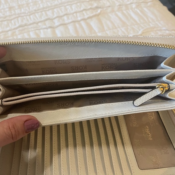 Michael Kors white zipper wallet - Picture 4 of 6